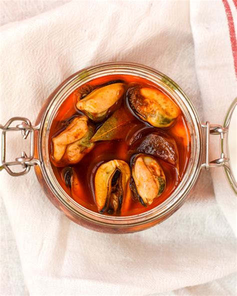 Frascos de cristal con mejillones en escabeche caseros