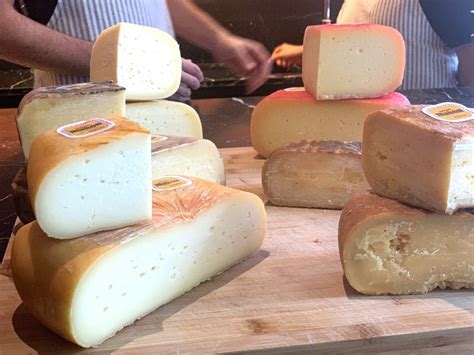 Queso Mahón-Menorca con su característica forma cuadrada y corteza rojiza