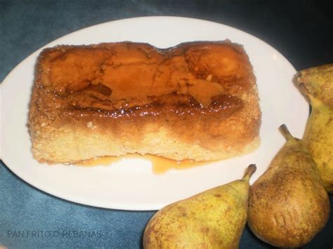 Pudin de pera recién hecho con un toque de caramelo y decoración elegante