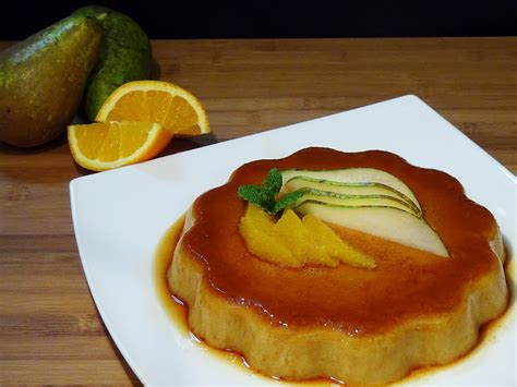 Pudin de pera servido con una decoración de virutas de chocolate y fruta fresca