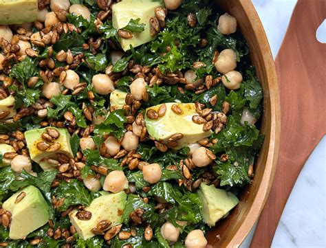 Plato de ensalada de kale y garbanzos