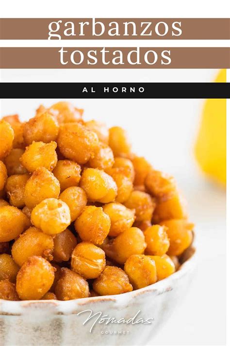 Garbanzos tostados en una bandeja de horno