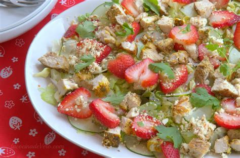 Ensalada de pasta con pollo y fresas