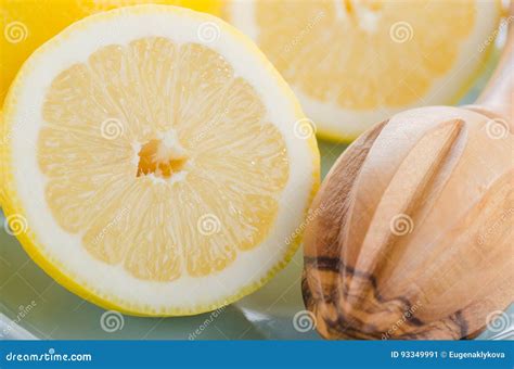 Limones frescos cortados por la mitad