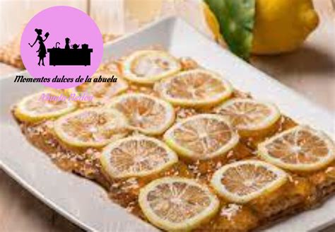 Tarta de crepes decorada con rodajas de limón confitado