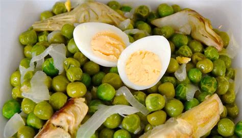Alcachofas y guisantes al vapor con vinagreta