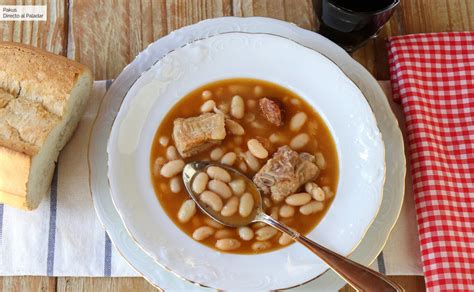 Plato de potaje de alubias blancas con carne de cerdo