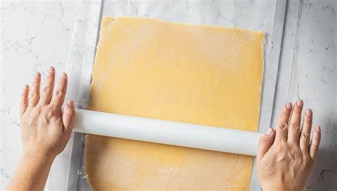 masa de hojaldre extendida sobre una superficie enharinada