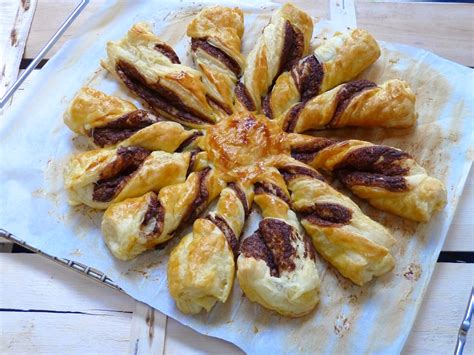 rectángulos de masa de hojaldre con Nutella extendida y huevo batido en el borde