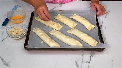 cañas de hojaldre doradas y azucaradas recién salidas del horno