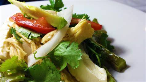 Ensalada de Nopales con Pollo recién preparada