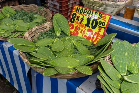 Nopales frescos en el mercado