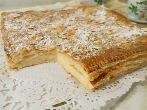 Hojaldre relleno de crema pastelera con piñones
