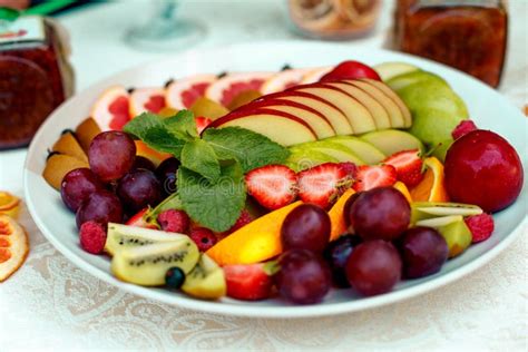 Plato de fruta fresca variada