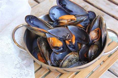 Mejillones al vapor en una olla