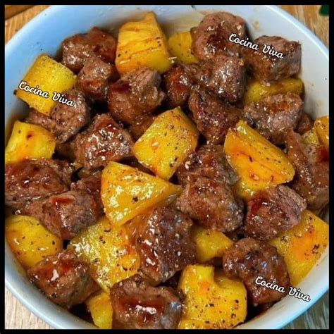 Manzanas cortadas en dados caramelizándose en una sartén
