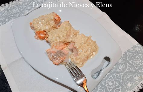 Presentación de bocaditos de salmón con hummus