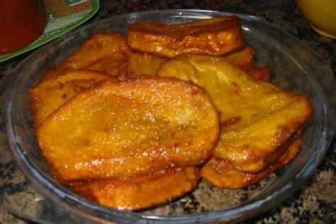 Plato de carruecano frito servido con rebanadas de pan