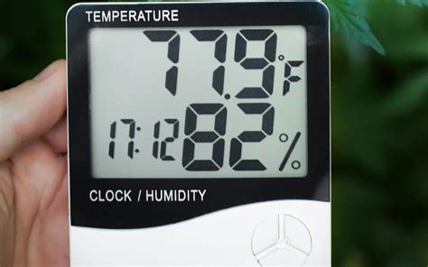 Primer plano del panel C-Touch mostrando la interfaz de control de temperatura y humedad