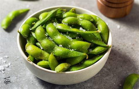 Estante de congelados con edamame en un supermercado