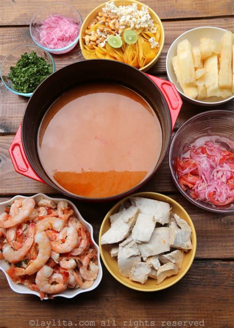 Ilustración de los ingredientes principales del encebollado: pescado, yuca, cebolla morada