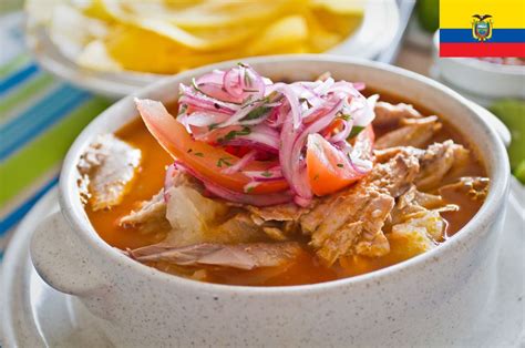 Plato de encebollado servido con su curtido de cebolla
