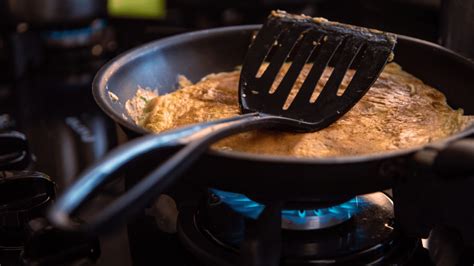 Proceso de cocción de un crepe en la sartén