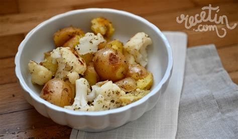 Nuggets de coliflor y patata en una bandeja de horno