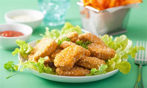 Nuggets veganos de coliflor rebozados