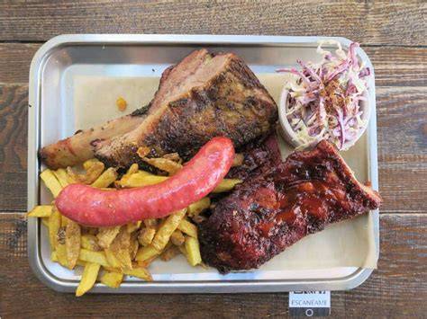 Bandeja de costillas variadas en Jimbo Smokehouse