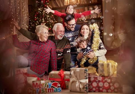 Familia compartiendo jamón en Navidad