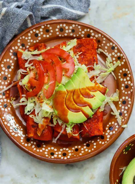 Ingredientes frescos para enchiladas veganas