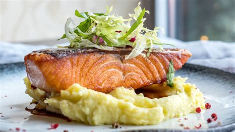 Plato de salmón con puré de coliflor