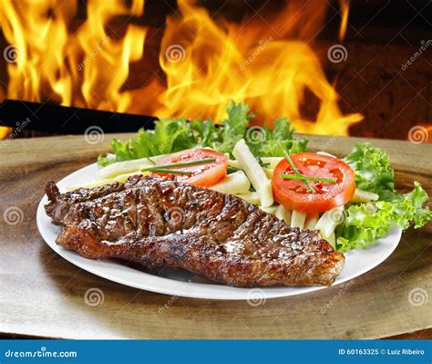 Plato con carne asada y romero