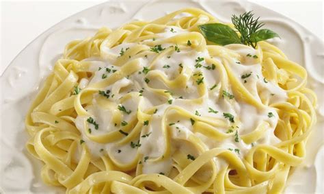 Variedad de pastas y salsas cremosas