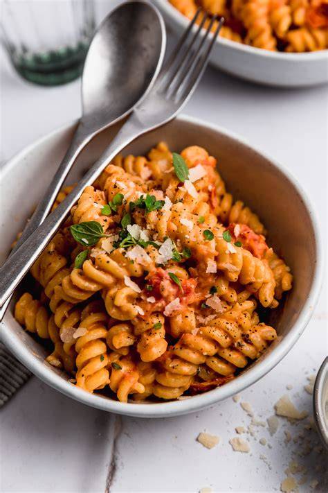 Pasta Fusilli con salsa cremosa de tomate