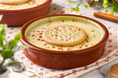 Diferentes tipos de natillas con adornos