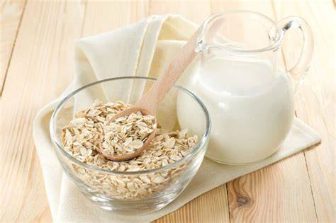 Avena con leche de coco en un tazón