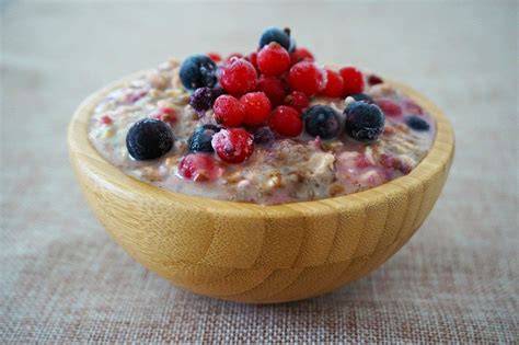 Avena con leche de coco preparada en un frasco