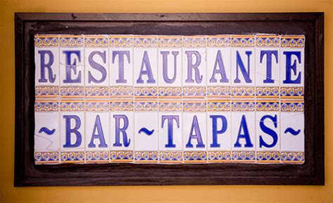 Fachada de un restaurante con el nombre 