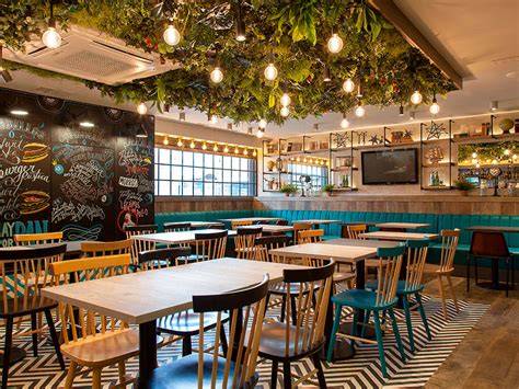 Interior de un restaurante con mesas bien puestas y ambiente acogedor