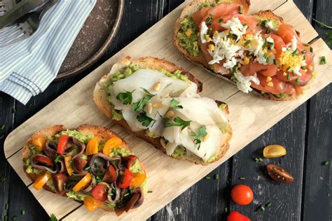 Tostas variadas con melva