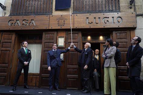 Fachada del restaurante Casa Pedro con placa conmemorativa