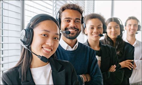 Equipo de atención al cliente sonriendo y ayudando a un cliente