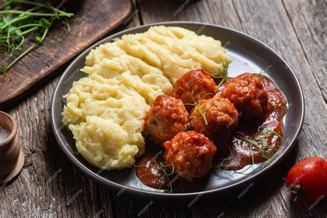 Albóndigas de IKEA con puré de patatas y salsa
