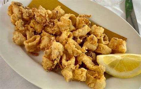 Chipirones rebozados recién fritos en un plato