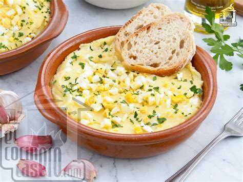 Plato de ajoarriero decorado con nueces y huevo