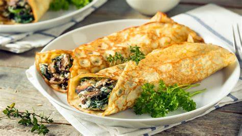 Crepes salados rellenos servidos en un plato