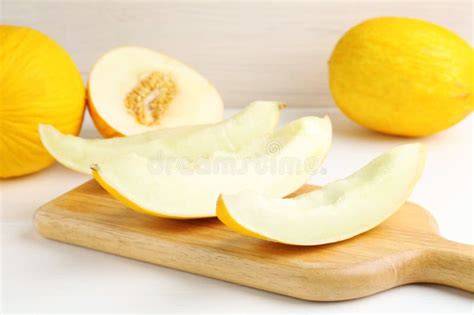 Melones cantaloupe enteros y cortados