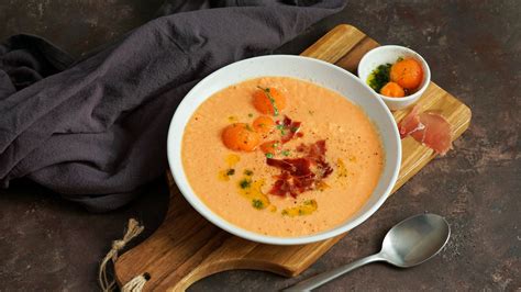 Gazpacho de melón cantaloupe servido con virutas de jamón